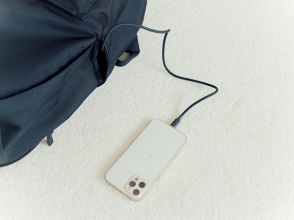 モノリスのリュックは充電ケーブルを通すホール付きで便利