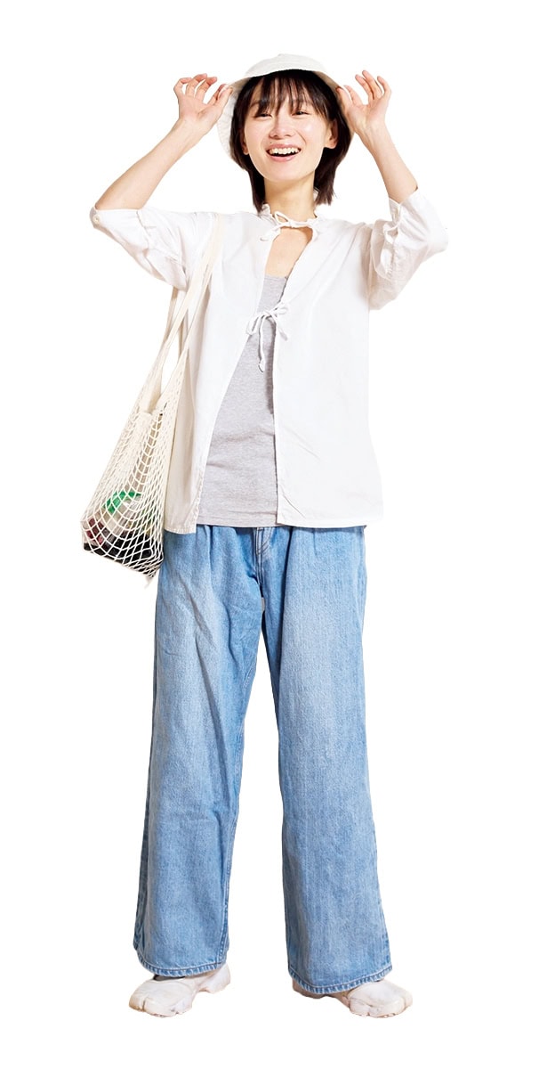 辻千恵さんの私服スナップ。快適さを備えた王道カジュアル