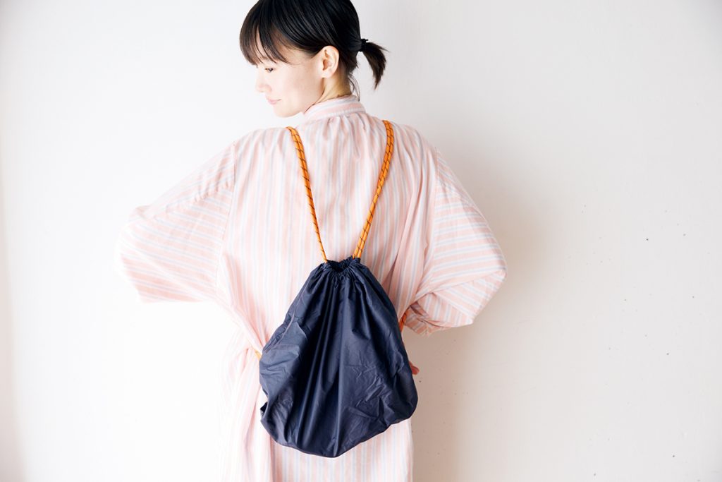 辻千恵さんの私服スナップ。軽くていっぱい入るナイロンリュックが相棒