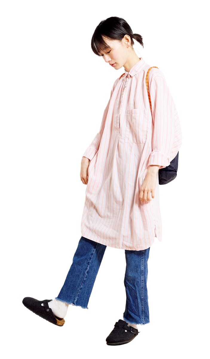 辻千恵さんの私服スナップ。初秋はリラックス感のなかにさりげない洒落感を