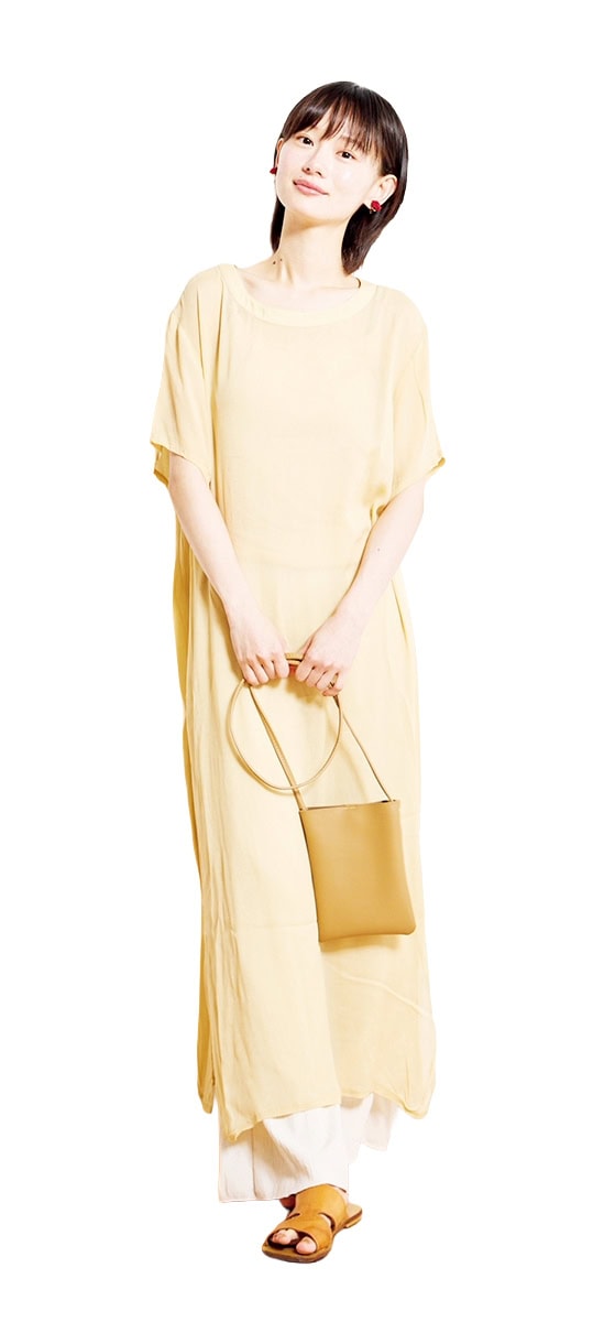 俳優・辻千恵さんの私服スナップ。ほんのり秋を感じる、やさしいトーンの重ね着
