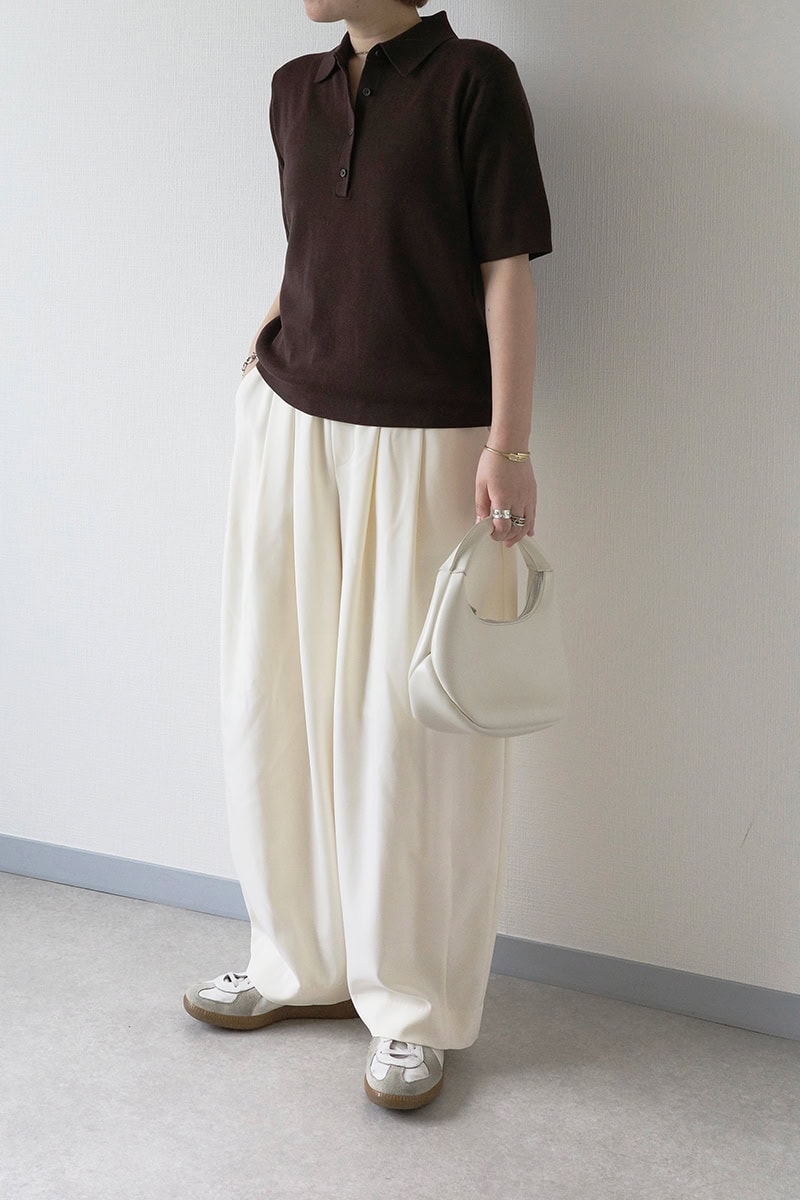 深みのあるブラウン×軽やかなホワイトの上品コーデでセンスよく