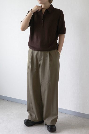 メンズライクなパンツと組み合わせて、ポロセーターでカジュアルシックに