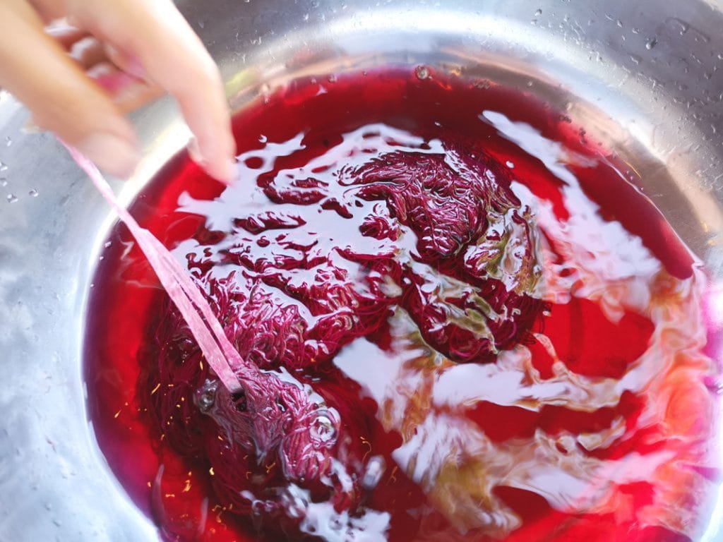 ラオスで体験した草木染の水洗いの様子