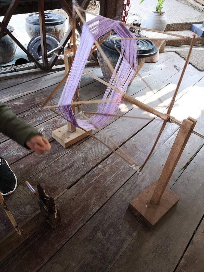柳沢小実さんがラオスで体験したシルク糸の草木染め