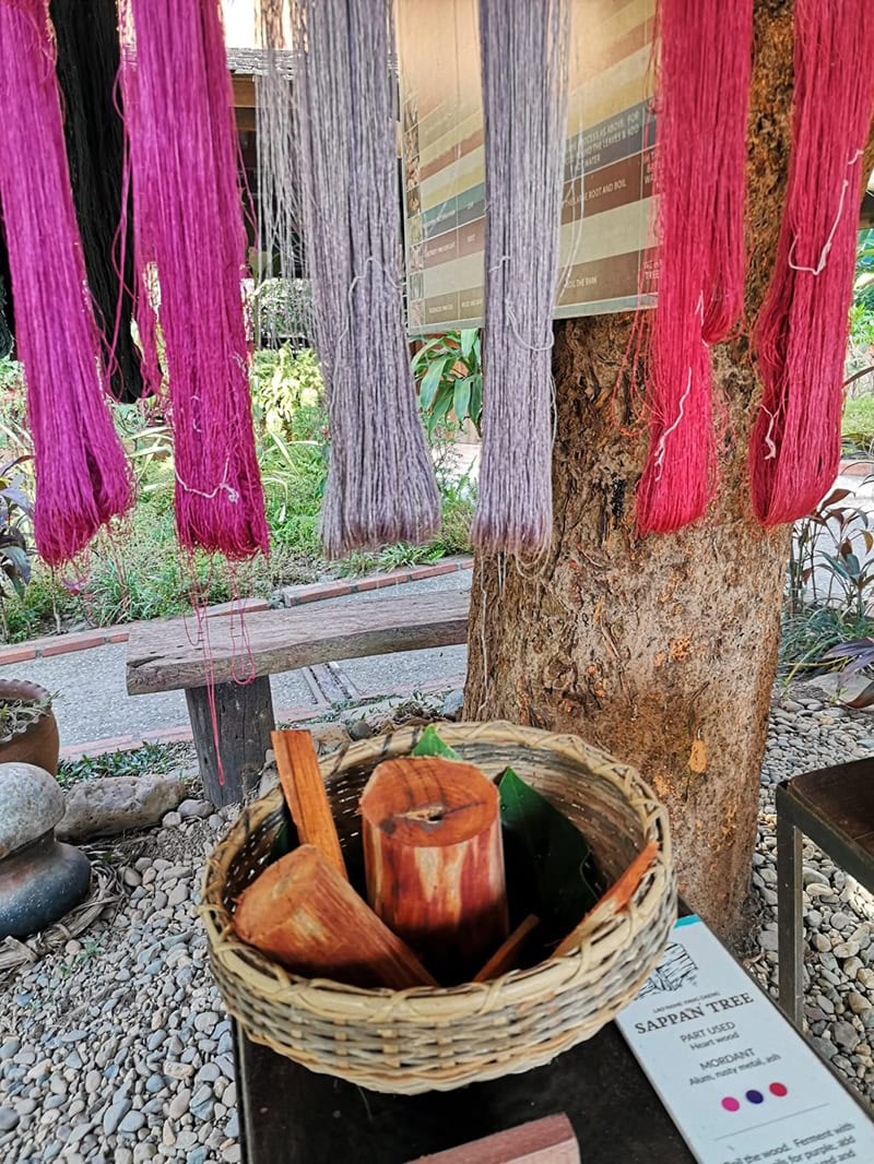 柳沢小実さんラオス旅行記：織物、刺繍、草木染、オーナメントづくりなどのプログラムがあるなかで草木染に挑戦！
