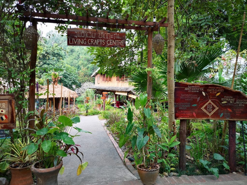 ルアンパバーンのメインストリートにある手工芸品を扱うショップ「OCK POP TOK」で手仕事体験