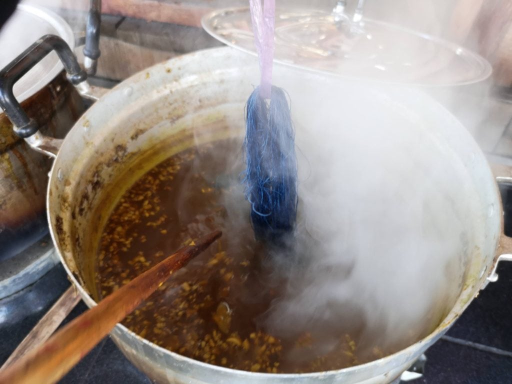 染めでの色の濃さは、染め液の濃さや煮込み時間によって変化します