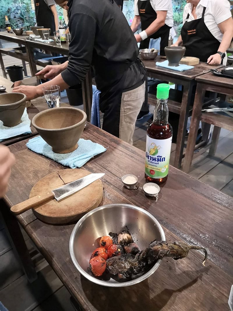 エッセイスト柳沢小実さんがラオスでレストラン「タマリンド」の料理教室に体験