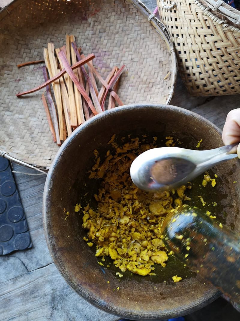 エッセイスト柳沢小実さんがラオスにある「OCK POP TOK」で体験した手仕事の様子