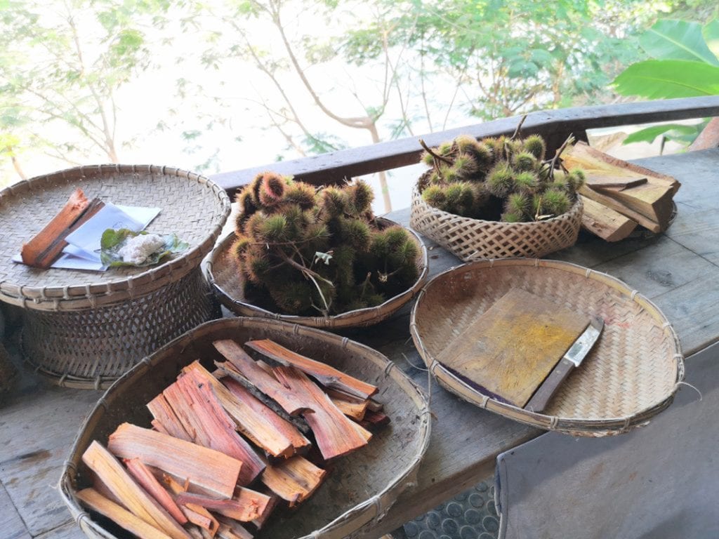 ルアンパバーンのメインストリートにある手工芸品を扱うショップ「OCK POP TOK」で草木染を体験