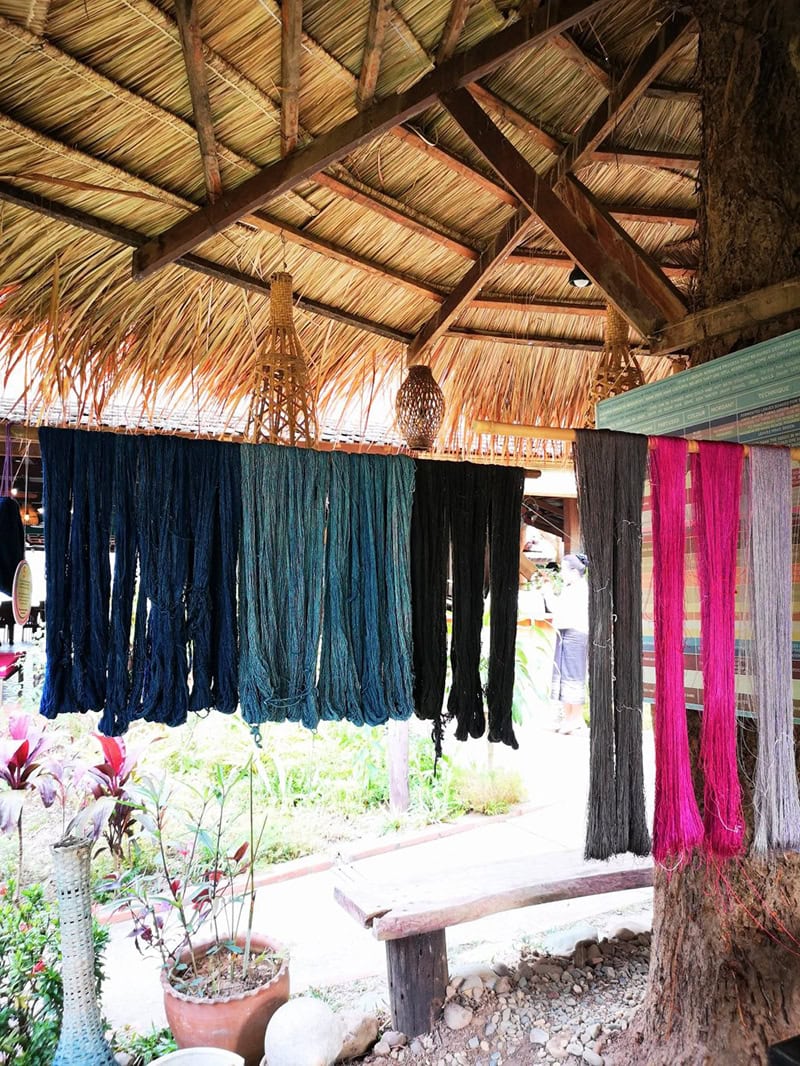 柳沢小実さんがラオスで体験した手仕事の様子