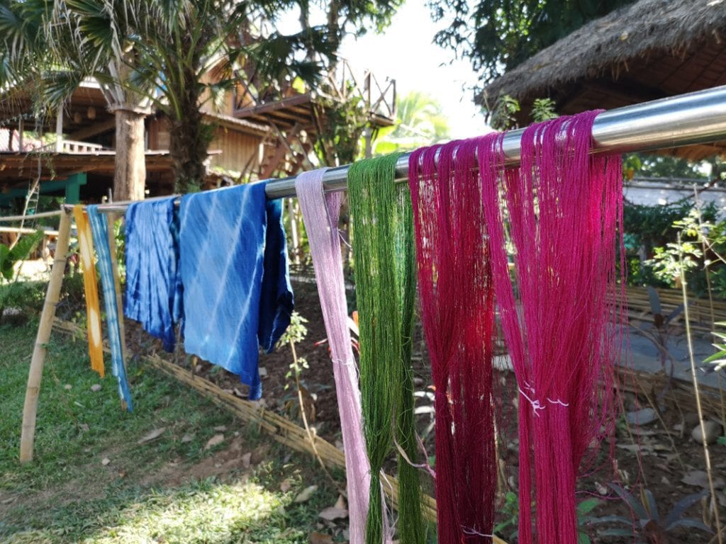 ルアンパバーンのメインストリートにある手工芸品を扱うショップ「OCK POP TOK」で草木染めを体験し、天日で乾かしてる様子