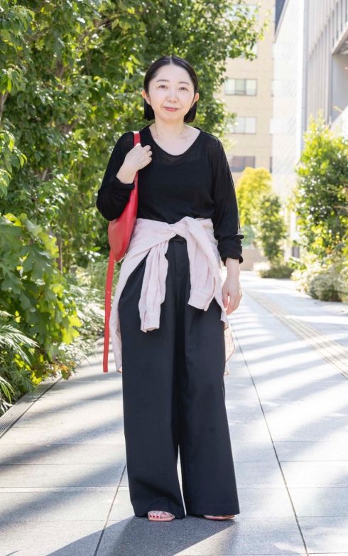 アデュー トリステス／ロワズィール PR 山野内裕紀子さんの私服ファッションスナップ。黒に映える赤とピンクで、大人カジュアルにひとさじの華やぎを