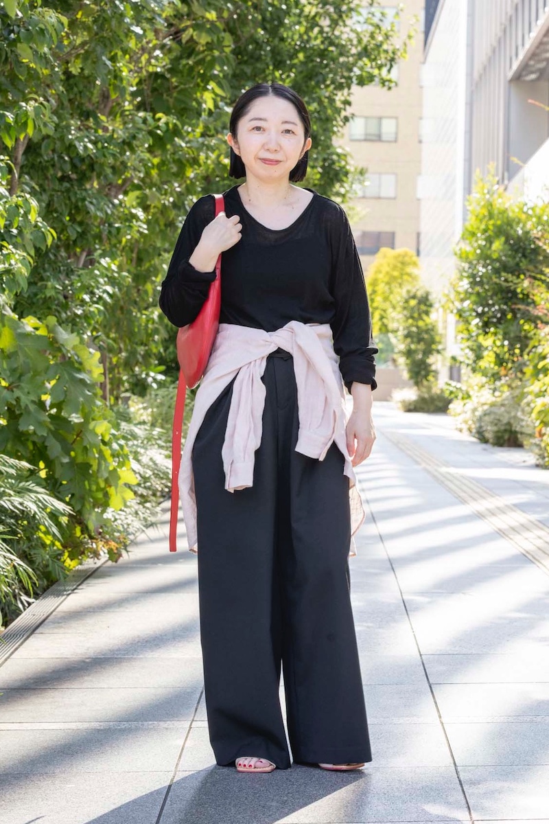 アデュー トリステス／ロワズィール PR 山野内裕紀子さんの私服ファッションスナップ。黒に映える赤とピンクで、大人カジュアルにひとさじの華やぎを