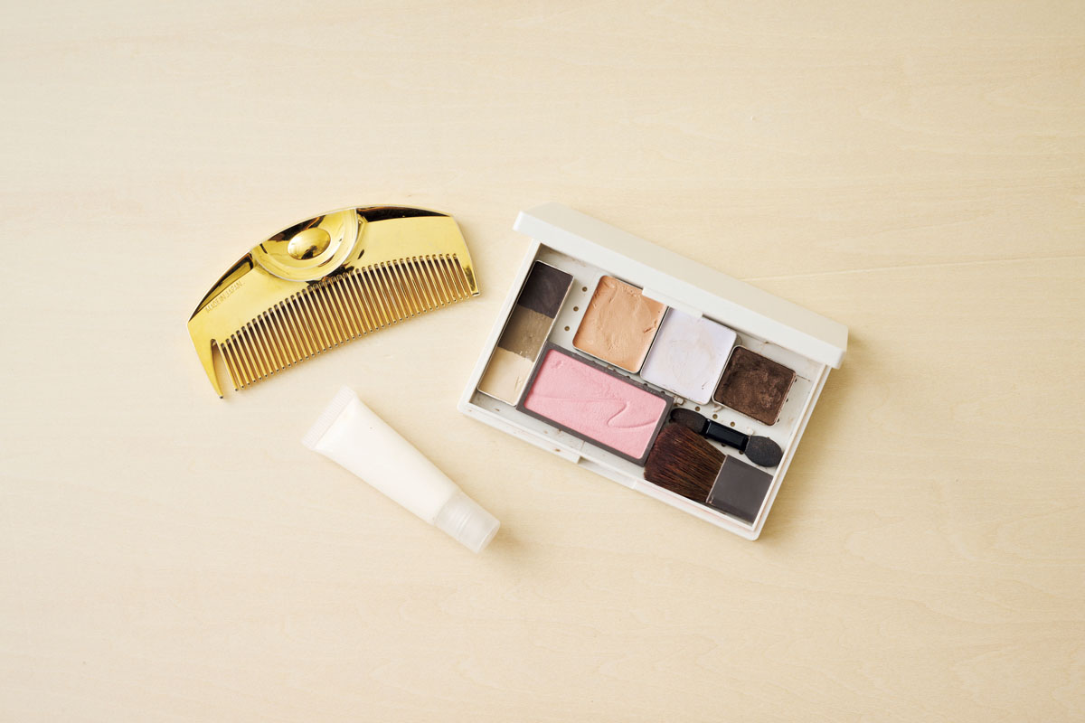 メイク道具もヘアケアもコンパクトに。