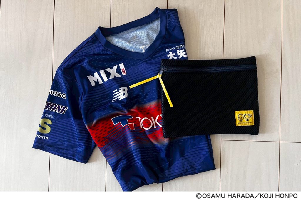 サッカー観戦の着替えの持ち運びに、メッシュポーチは活躍！