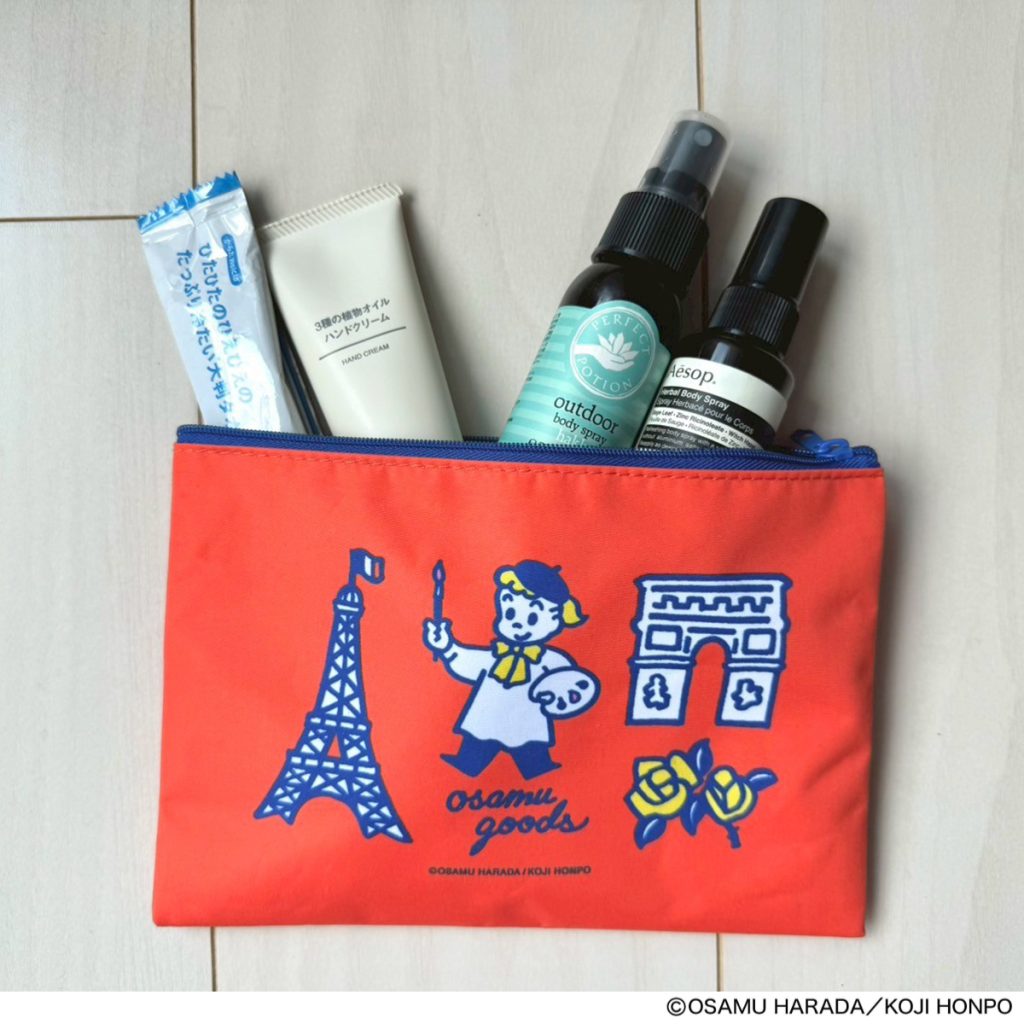 リンネル11月号付録のフラットポーチ(大)には、ミストやハンドクリームなど保湿アイテムを