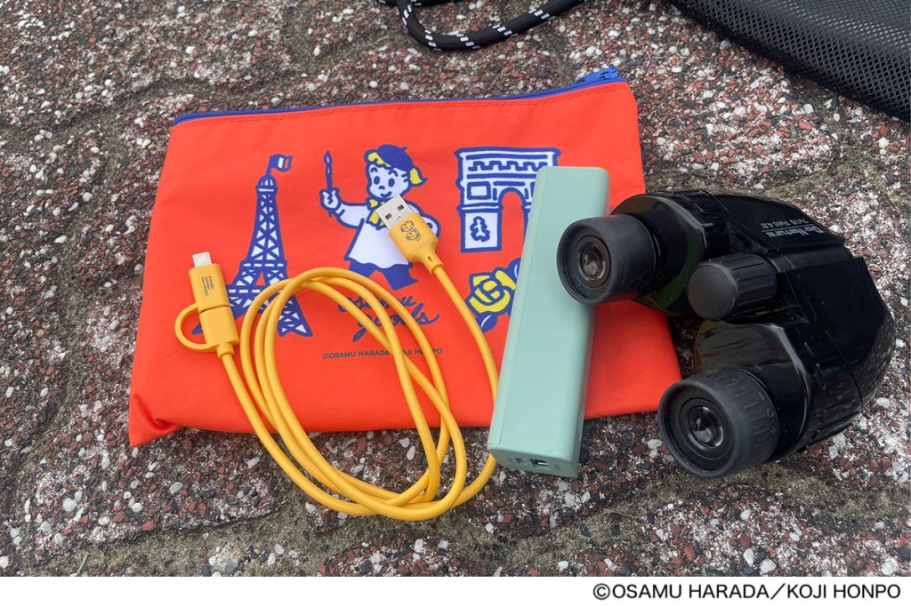 ライブで使う双眼鏡の収納に、フラットポーチ(大)がぴったり