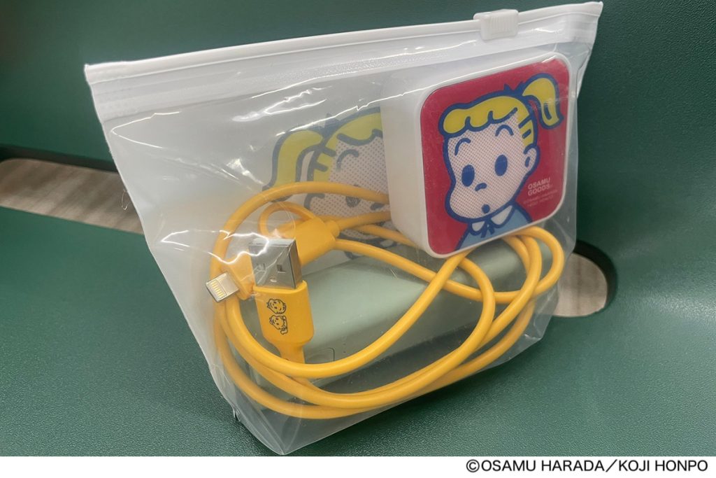 充電器などのガジェット系の収納にもジップ袋が活躍！