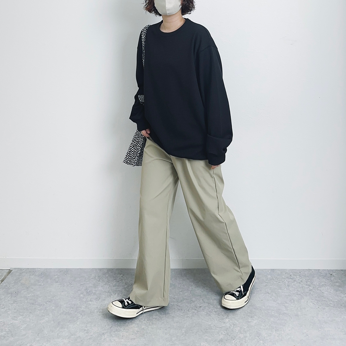 無印良品のワッフルTシャツには、ナチュラルカラーのパンツを合わせて、小物をアクセントに
