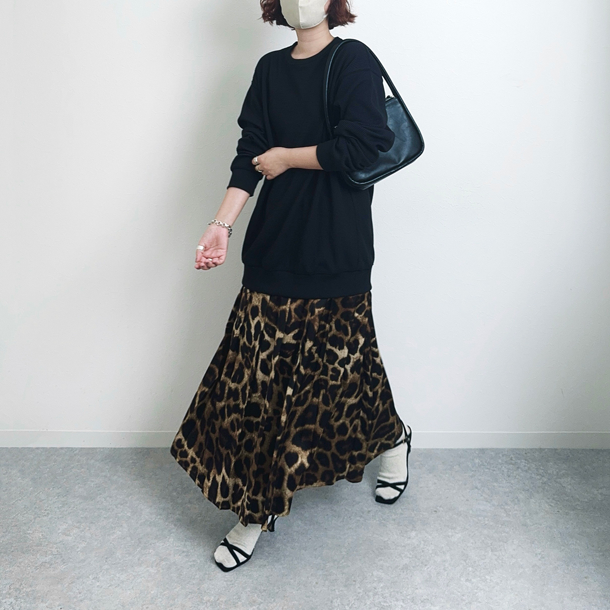 無印のワッフルＴシャツとアニマル柄のスカートを主役に、足もとにヒールを合わせた、おめかしコーデ
