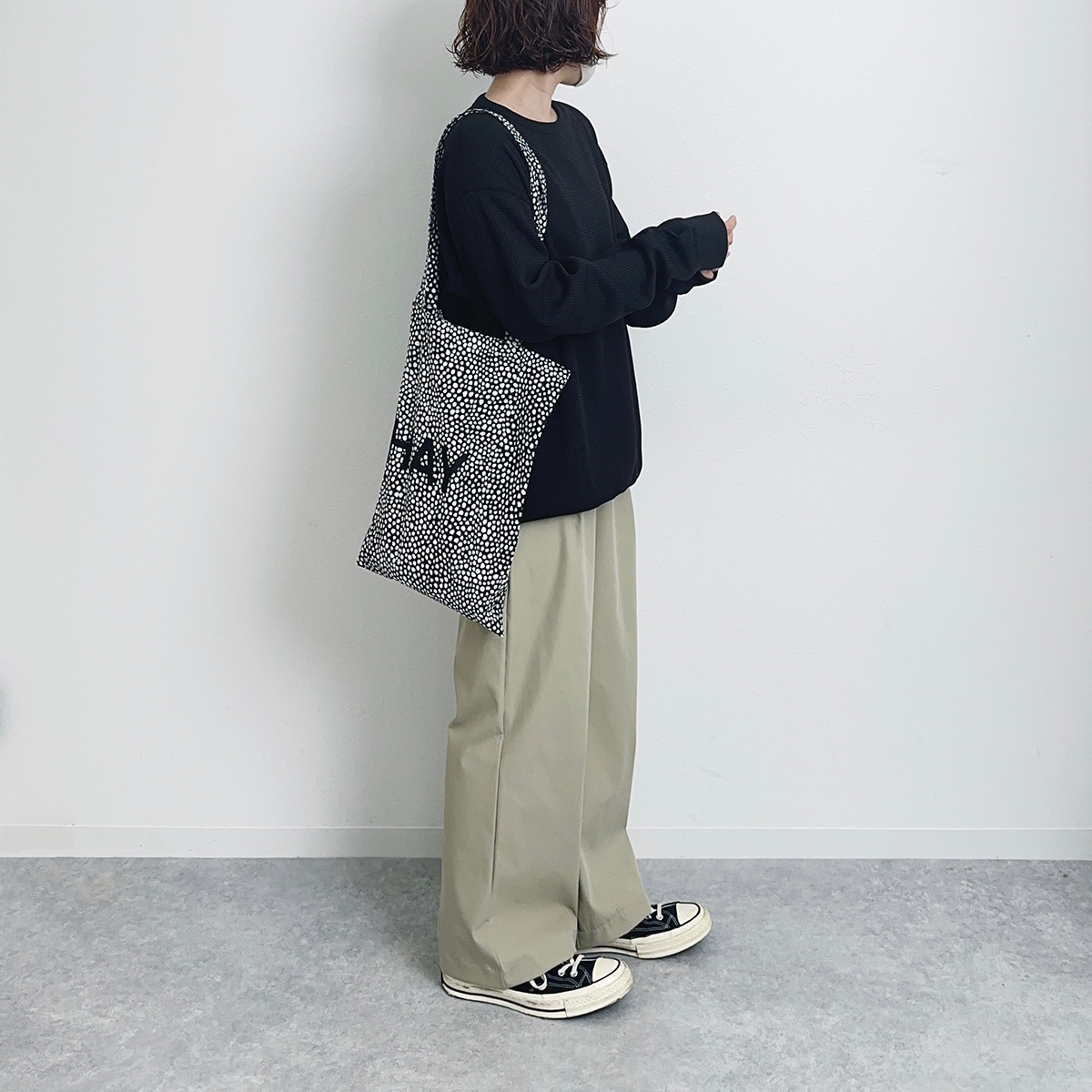 バッグにアクセントをプラスすることで、シンプルな無印のワッフルTシャツもおしゃれに