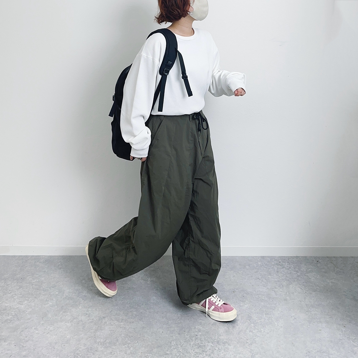 カーキのパンツとカラースニーカーに無印良品のワッフルTシャツを合わせると、色のコントラストがおしゃれに