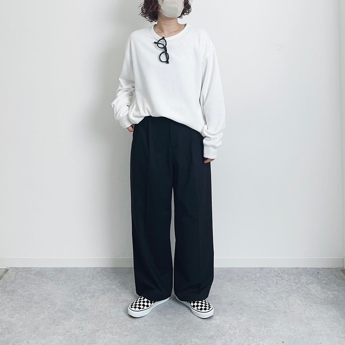 無印良品のワッフルTシャツを主役にしたモノトーンコーデには、小物で遊び心をプラス！