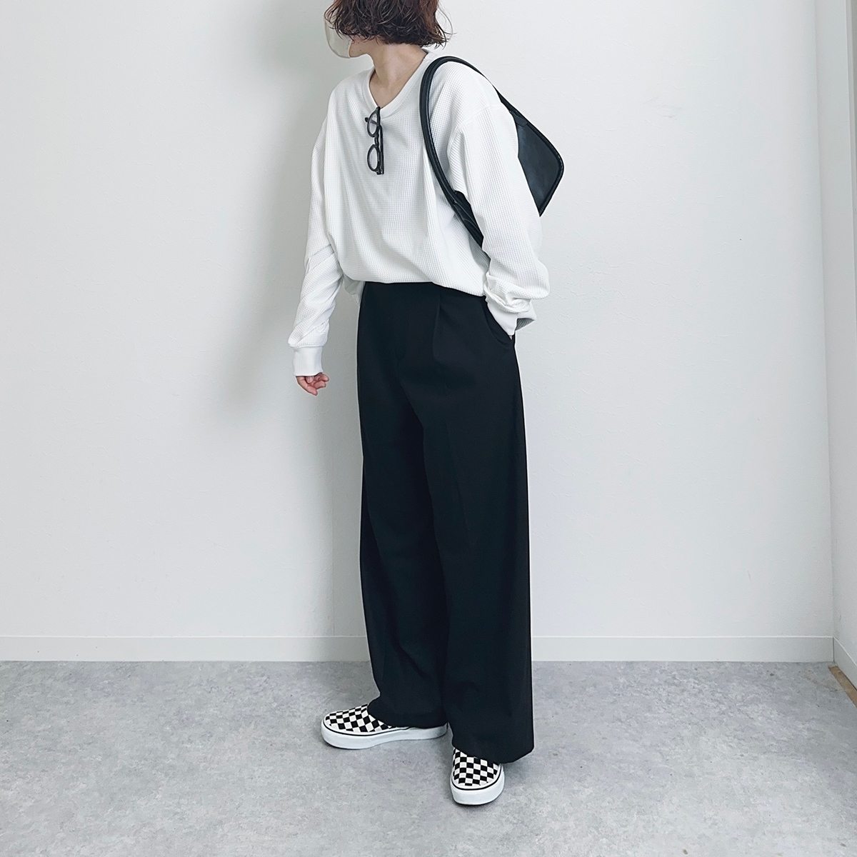 柄物のスニーカーや小さめのショルダーバッグなど、無印のワッフルTシャツのアクセントに！