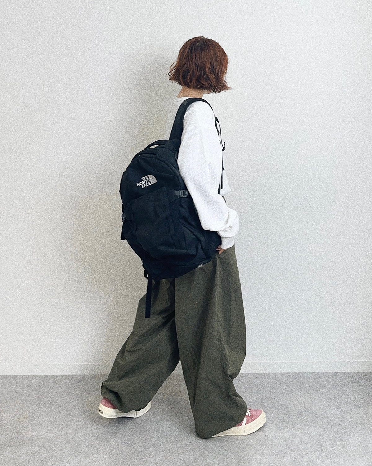 大きめリュックと無印のワッフルTシャツ、ゆったりなパンツとゆるりとした着こなしもさまになる