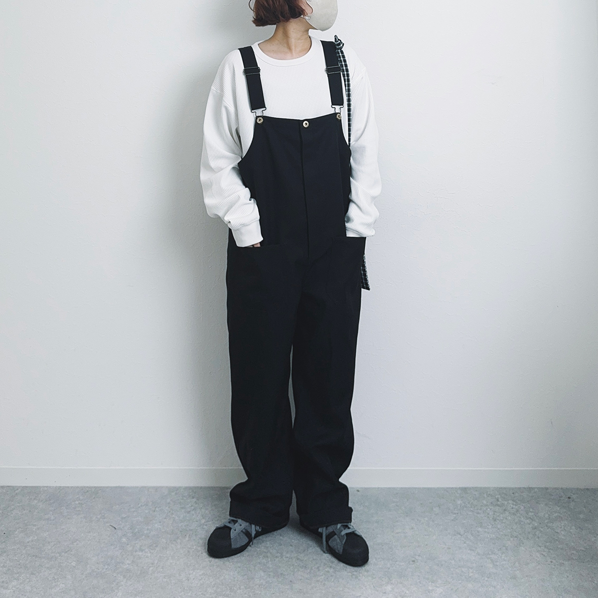 シンプルなデザインの無印のワッフルTシャツが、オーバーオールのカジュアルさを引き立てます