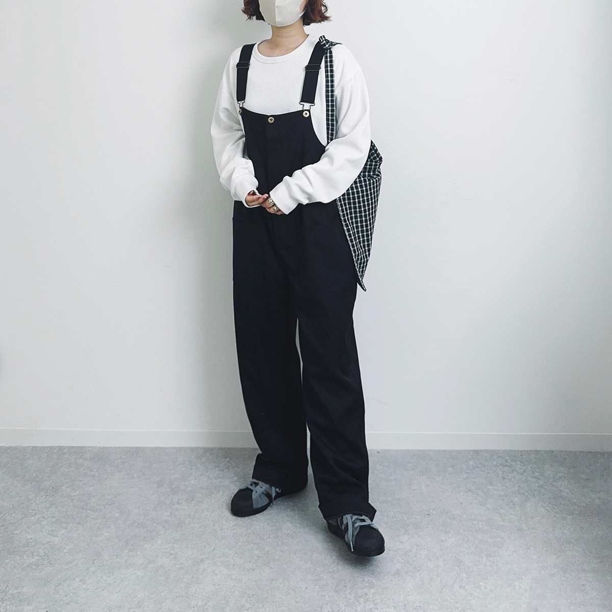 無印良品のワッフルTシャツはオーバーオールを合わせて、大人カジュアルに