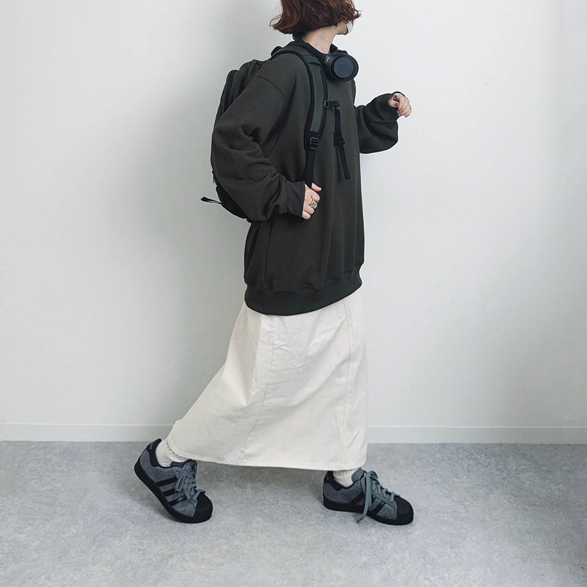 無印良品のワッフルTシャツにナイロン素材のスカートとリュックを合わせた、大人のスポーティコーデ