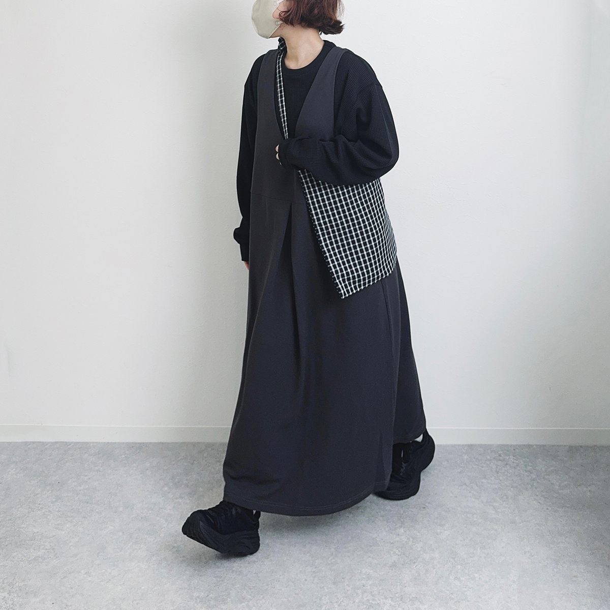 無印の黒のワッフルＴシャツは、黒×ネイビーの同系色で合わせた大人シンプルコーデで