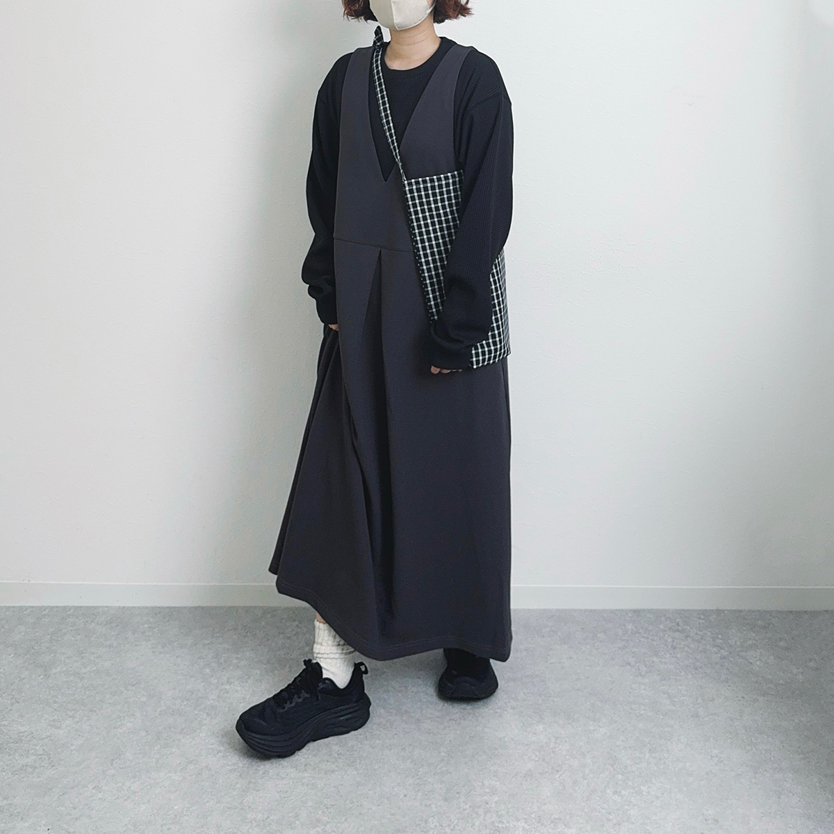 差し色に靴下の白をチラ見せすれば、無印のワッフルＴシャツももっとおしゃれに