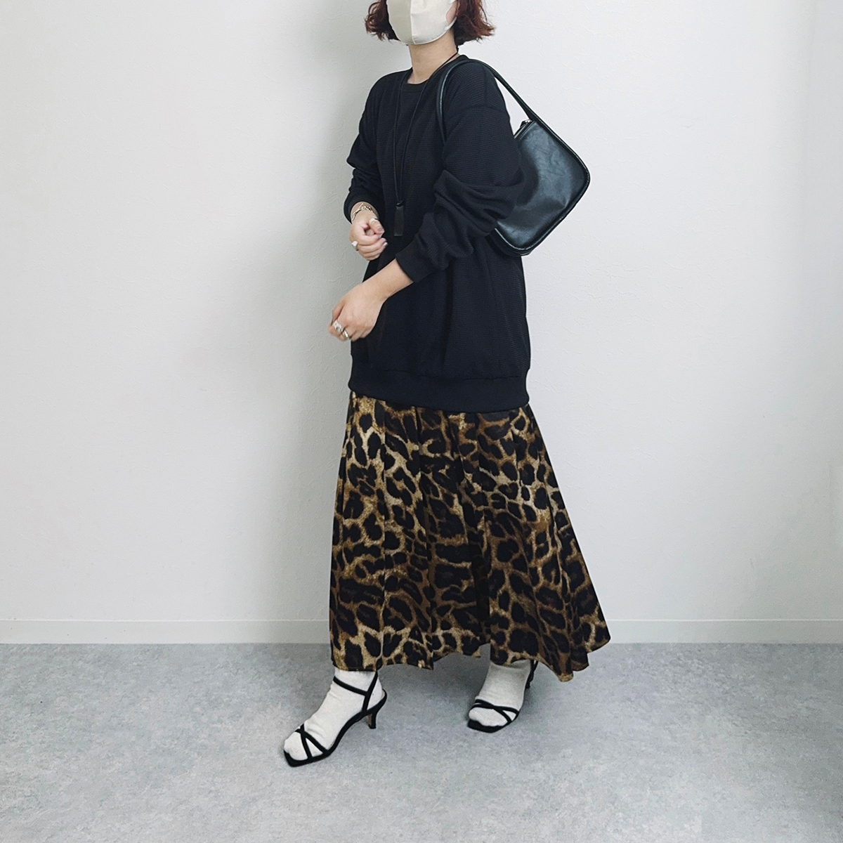 腕まくりをしてカジュアルに、カチッとしすぎないおしゃれコーデで素敵に