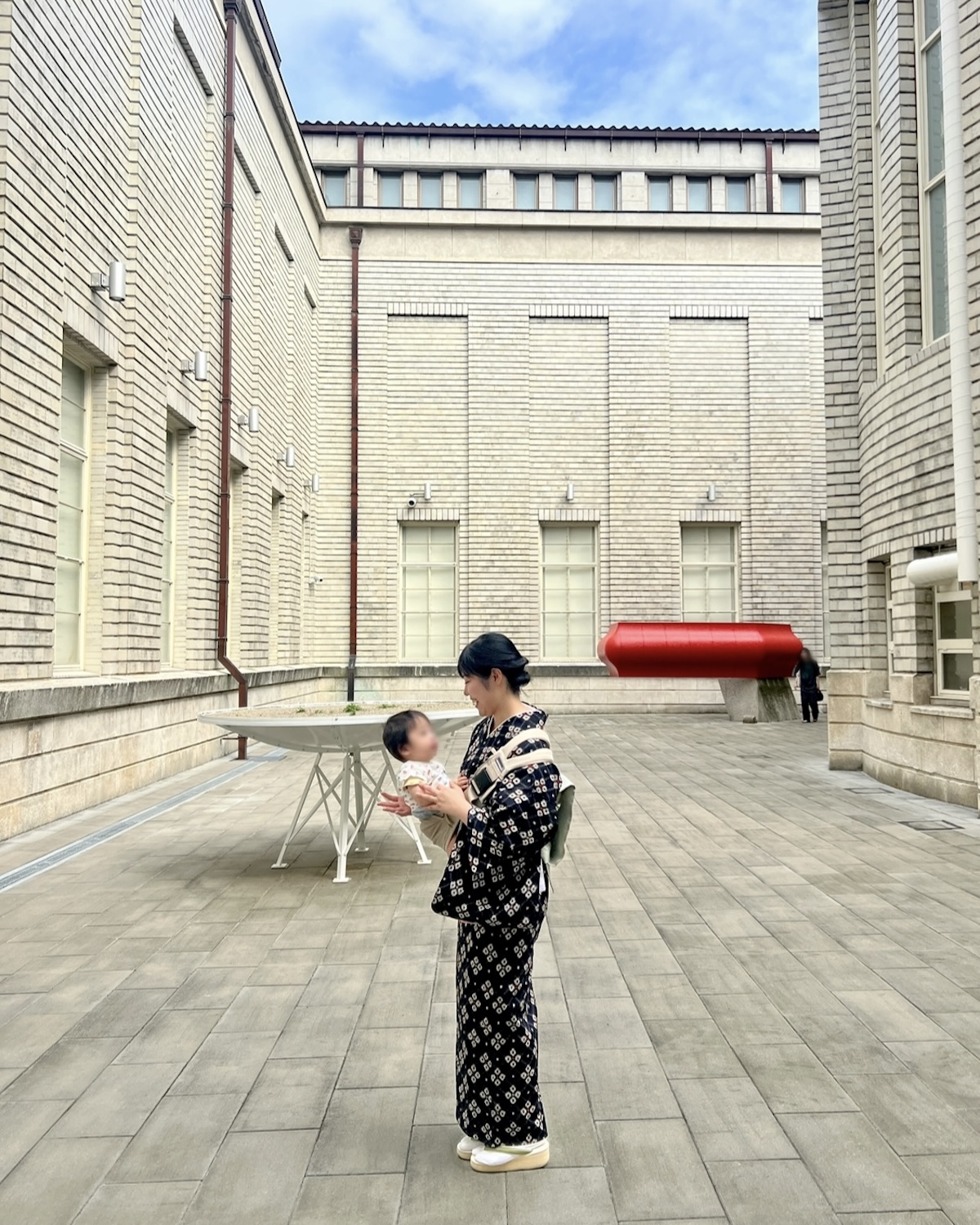 京都市京セラ美術館の「南回廊」の先にある、吹き抜けの空間「天の中庭」へ