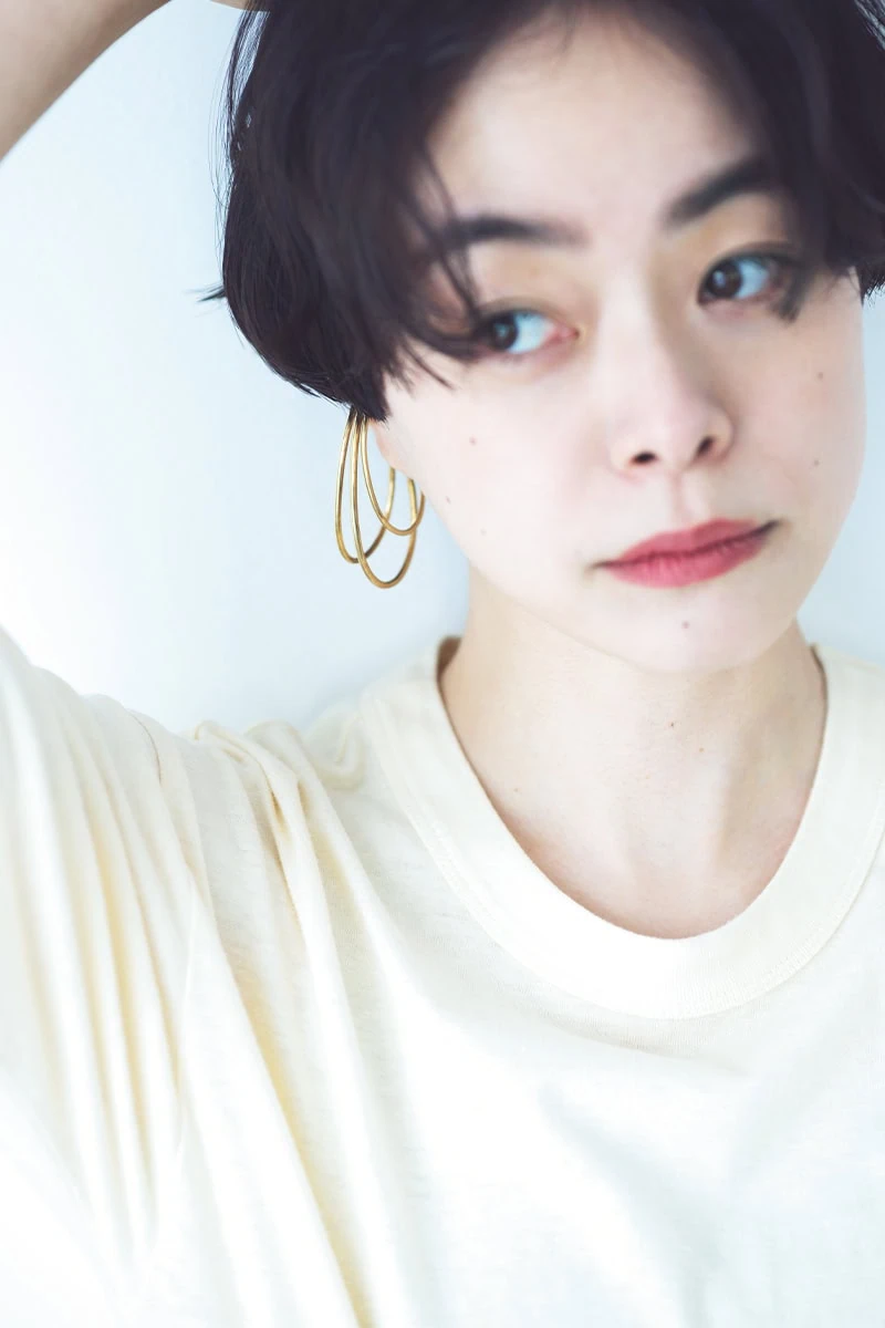 カジュアルなTシャツこそ、襟の開きが合いに注目！