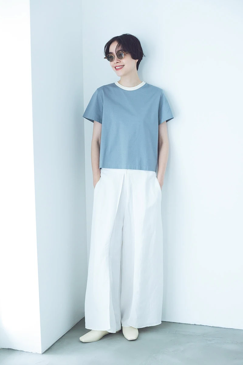 大人はアウトして着られる短め丈のTシャツがベスト！