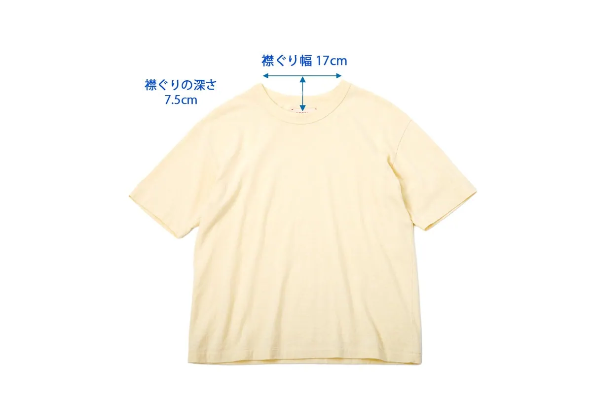 MWYAKEのTシャツは、顔まわりを引き締めて首まわりを自然にきれいに見せてくれる一枚