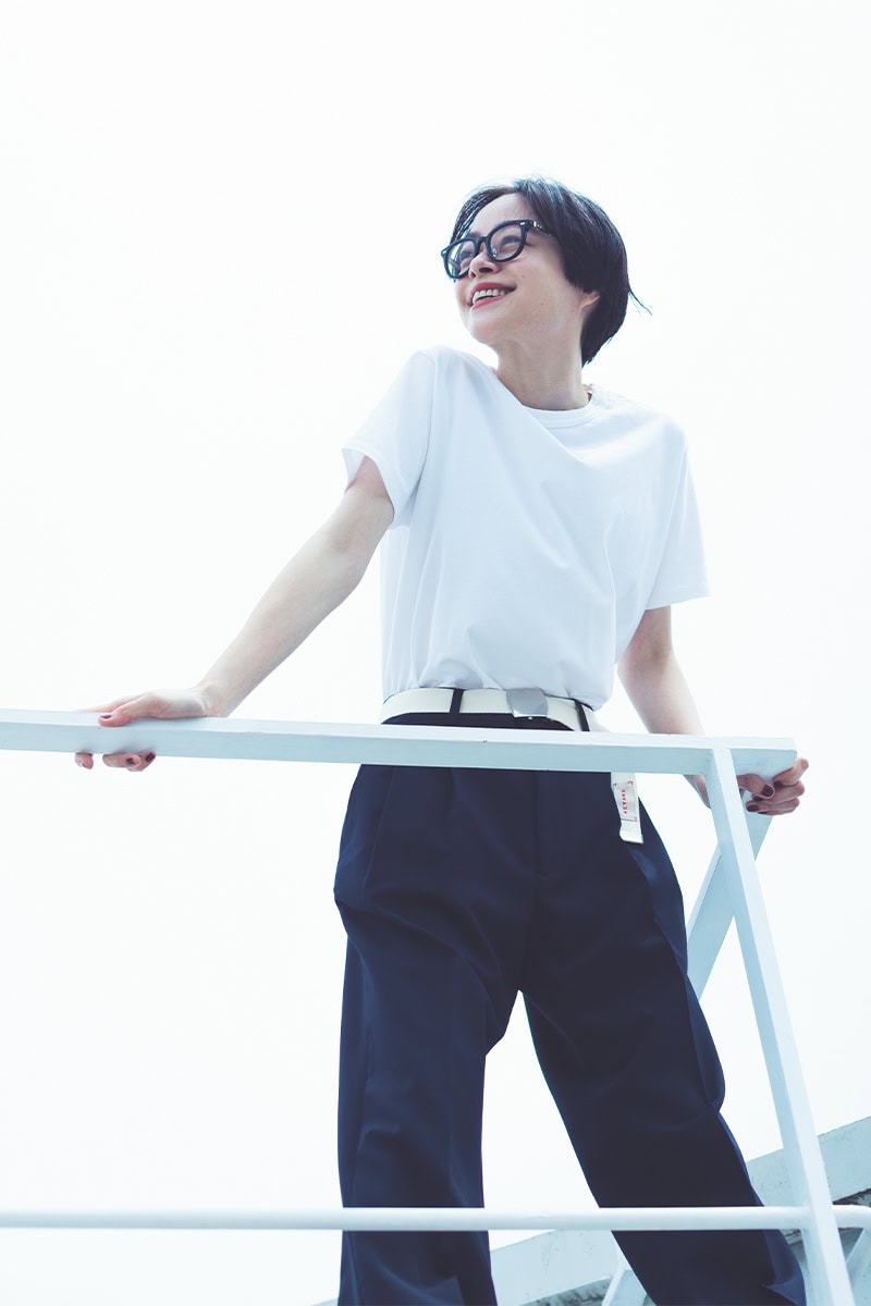 kanokoさんが着こなす定番でシンプルなパックTシャツは、コットン100%で透けにくい素材感!