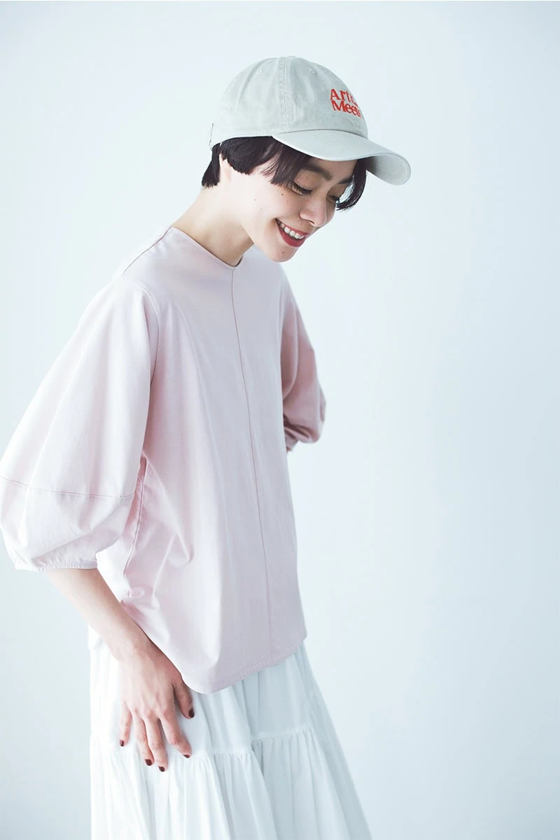 大人がTシャツを着こなすなら、袖にニュアンスのあるもので二の腕をカバー！