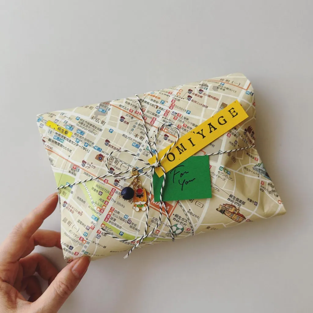 旅行先の地図を使ったお土産ラッピング　完成図