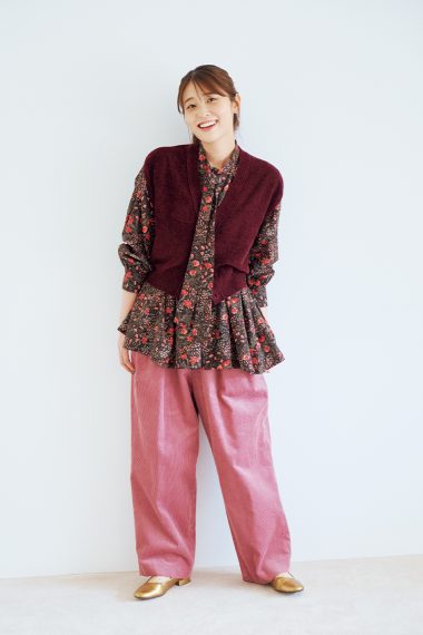 ゆべしさんが着こなすボルドーが主役の洗練された同色系コーデ【リンネル11月号】