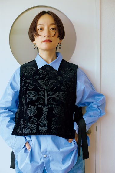 高山都さんが着こなす端正なシャツに温もりを添えるフォークロアな刺しゅうベスト【リンネル11月号】