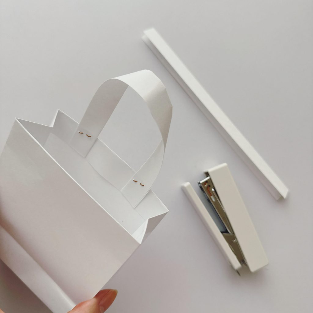 手のひらサイズのペーパーバッグの作り方 切ったA4用紙の紙袋に持ち手をつける