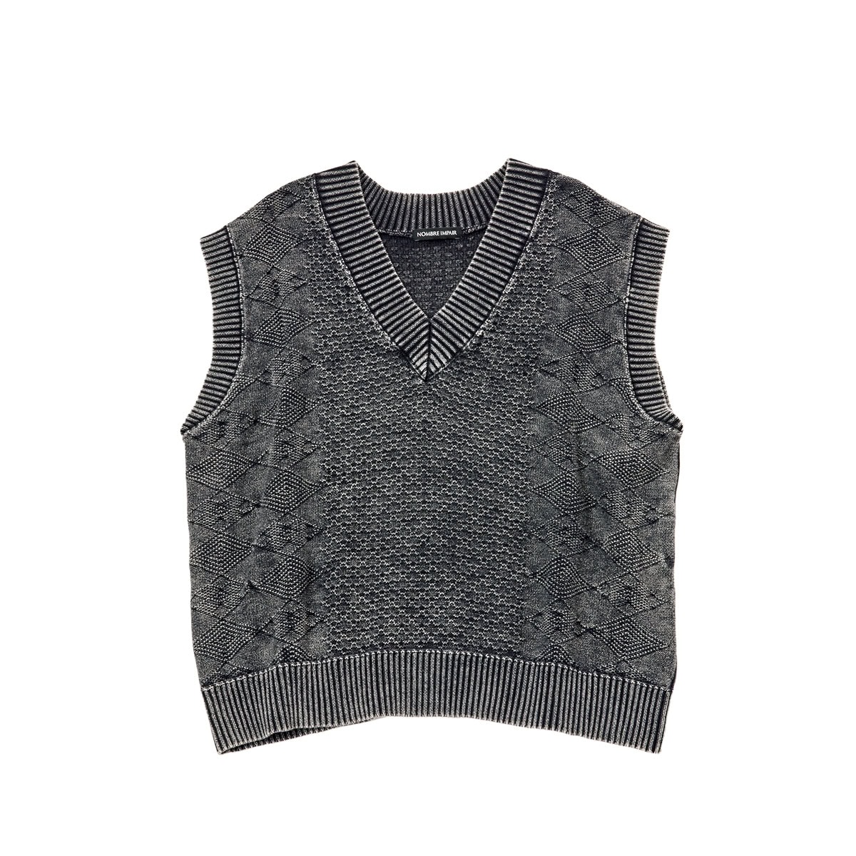 ノンブルアンペールのブリーチデニムのよな風合いのベストは、アーガイル調の編み地がアクセントに【リンネル11月号】