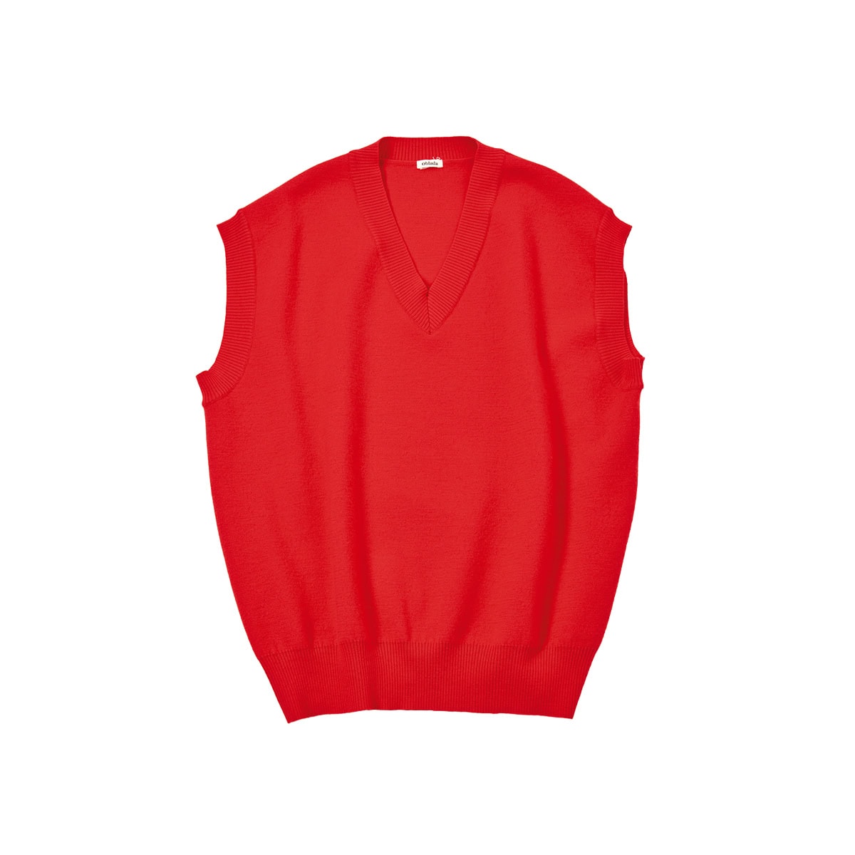オブラダの赤いニットベストは、ミラノリブの編み地とゆったりシルエットが映える！【リンネル11月号】