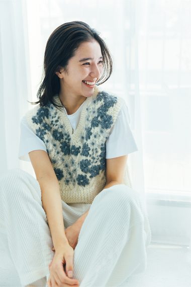 花モチーフがちりばめられたフィータのニットベストはブラウスやカットソーとも相性抜群【リンネル11月号】